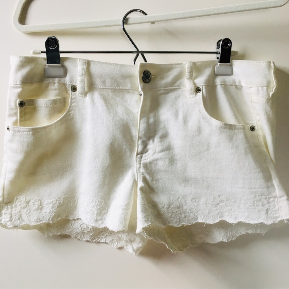 White American Eagle Flower Hem Shorts